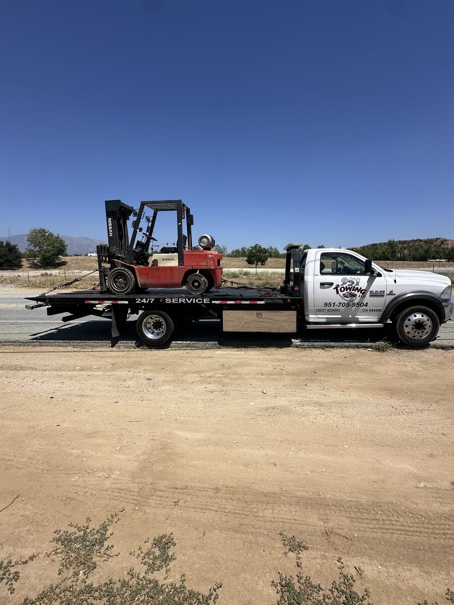 951 Towing yellow vehicle transport