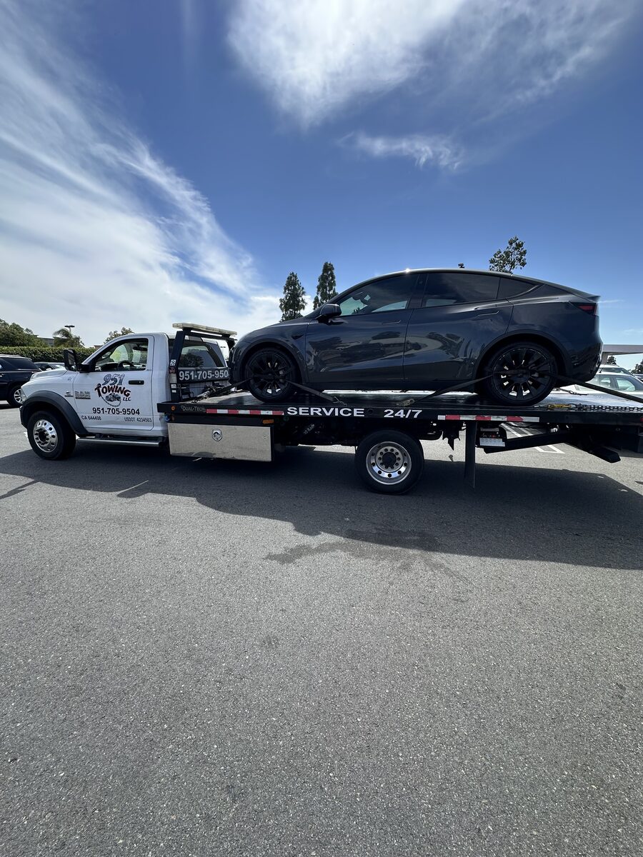 951 Towing flatbed hauling vehicle